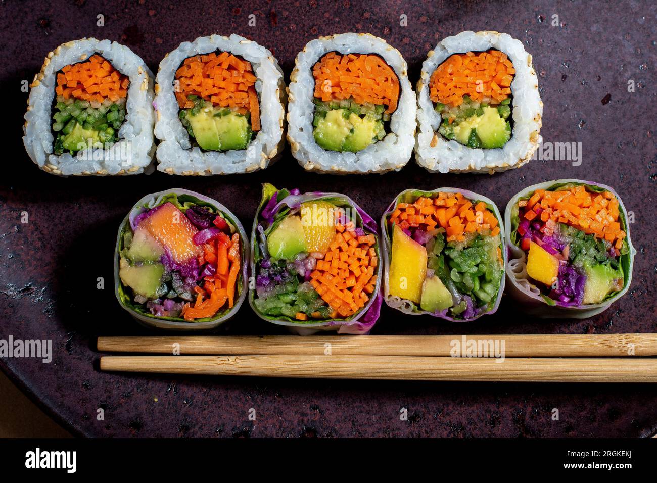 buon piatto di sushi vegetale, ricco e gustoso assortimento di sushi perfetto per mangiare Foto Stock