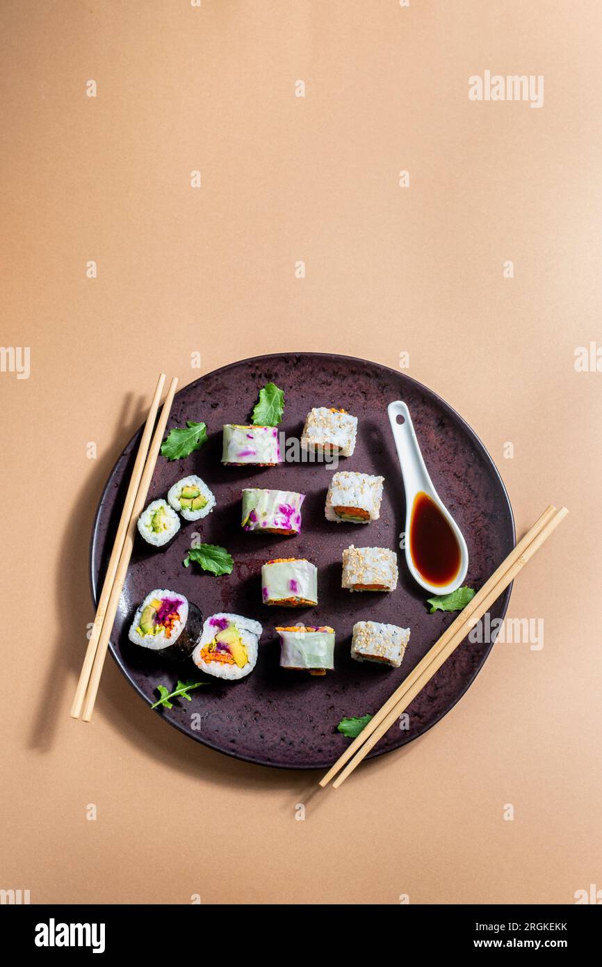 buon piatto di sushi vegetale, ricco e gustoso assortimento di sushi perfetto per mangiare Foto Stock