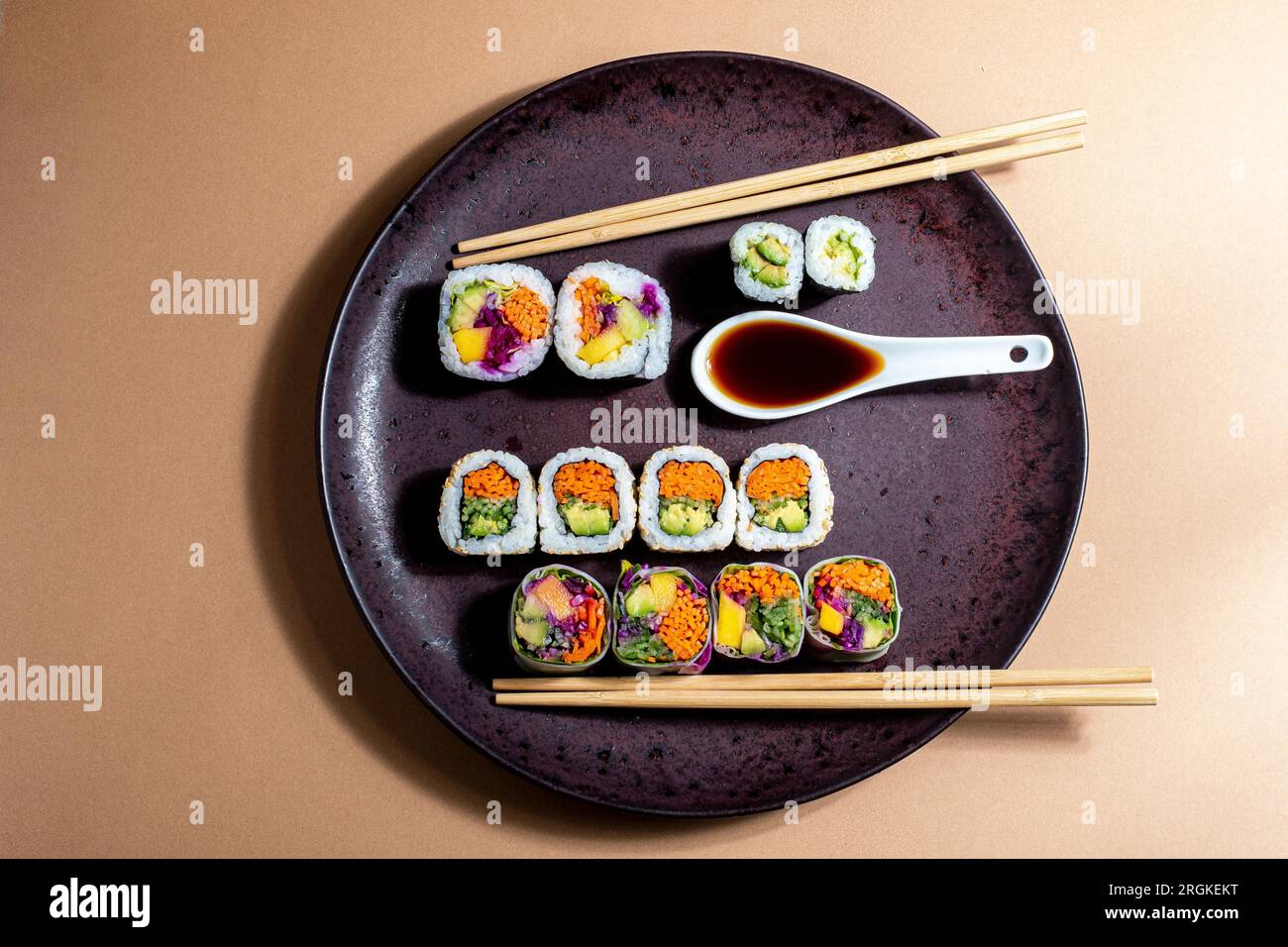 buon piatto di sushi vegetale, ricco e gustoso assortimento di sushi perfetto per mangiare Foto Stock