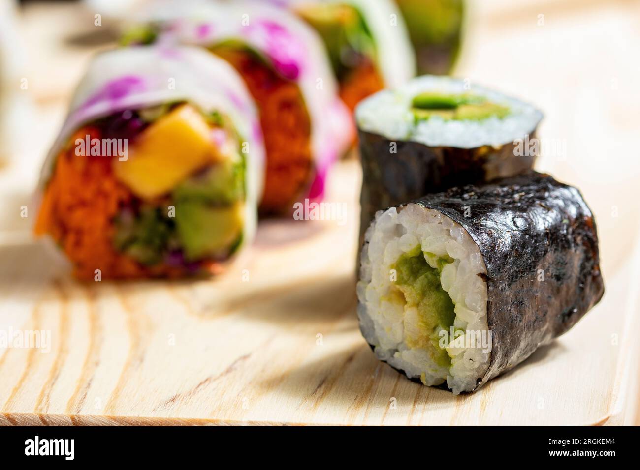 buon piatto di sushi vegetale, ricco e gustoso assortimento di sushi perfetto per mangiare Foto Stock
