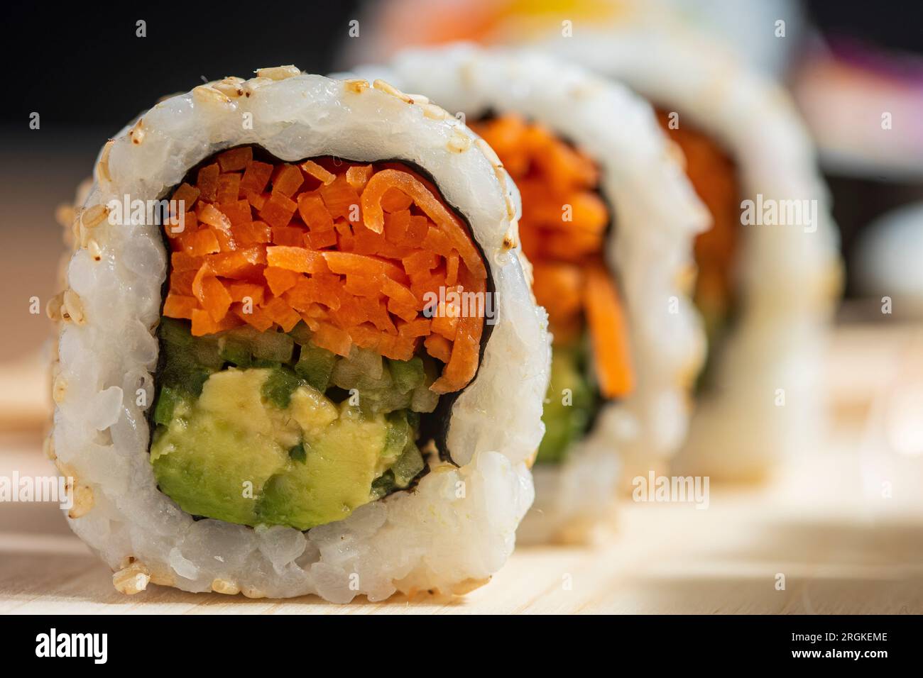 buon piatto di sushi vegetale, ricco e gustoso assortimento di sushi perfetto per mangiare Foto Stock