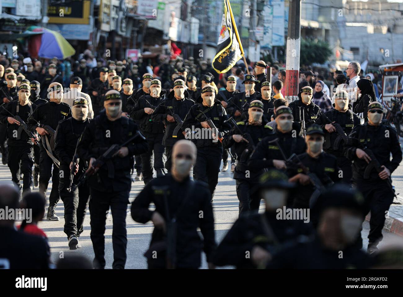 I membri delle Brigate al-Quds, l'ala militare della Jihad islamica, marciano durante una parata militare per commemorare i loro combattenti uccisi l'anno scorso durante i combattimenti tra Israele e la Jihad islamica a Rafah, nella Striscia di Gaza meridionale. (Foto di © Yousef Masoud / SOPA Images/Sipa USA) Foto Stock