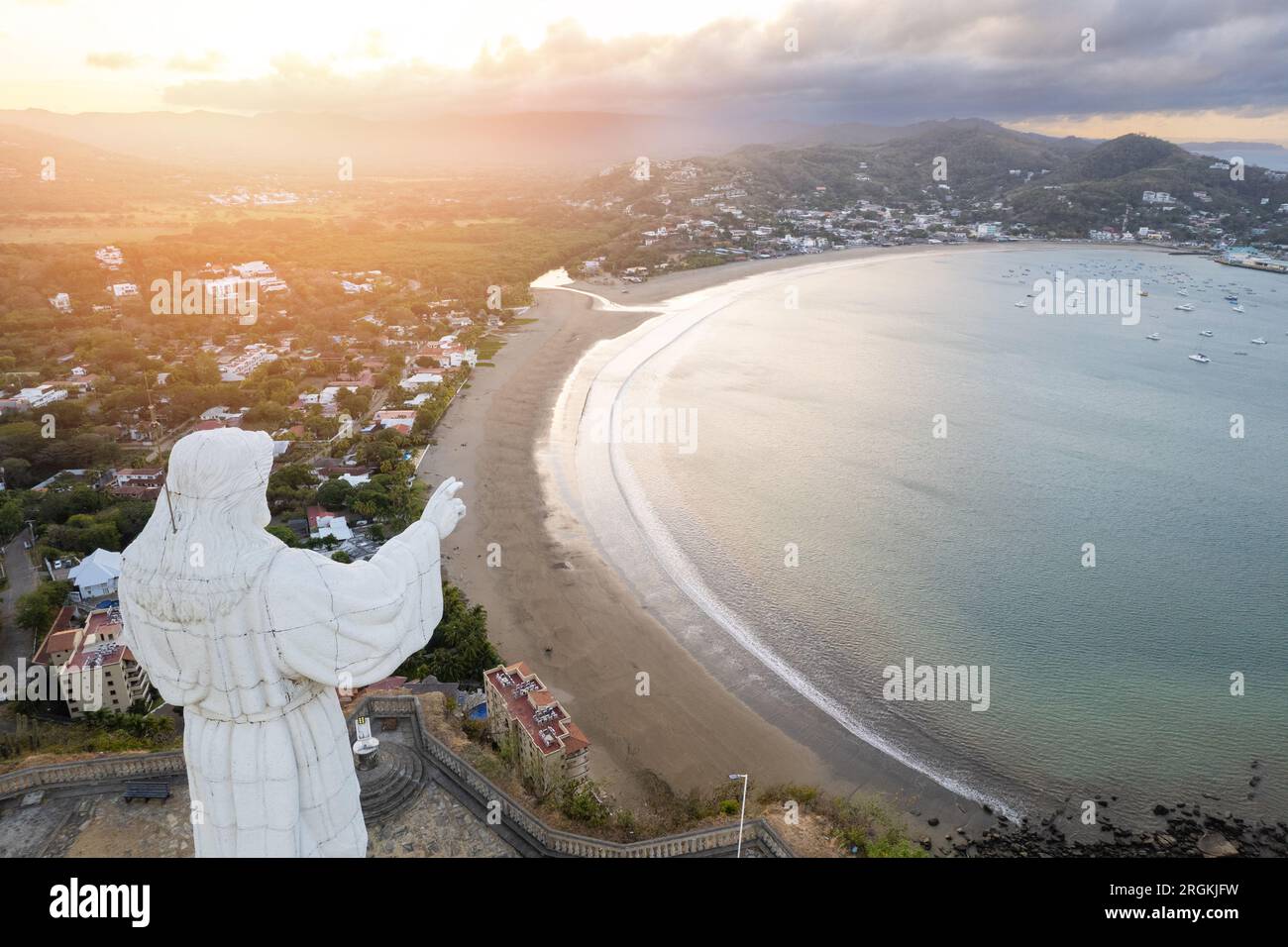 Statua della Cappella a San juan del Sur vista aerea con drone sullo sfondo della città Foto Stock