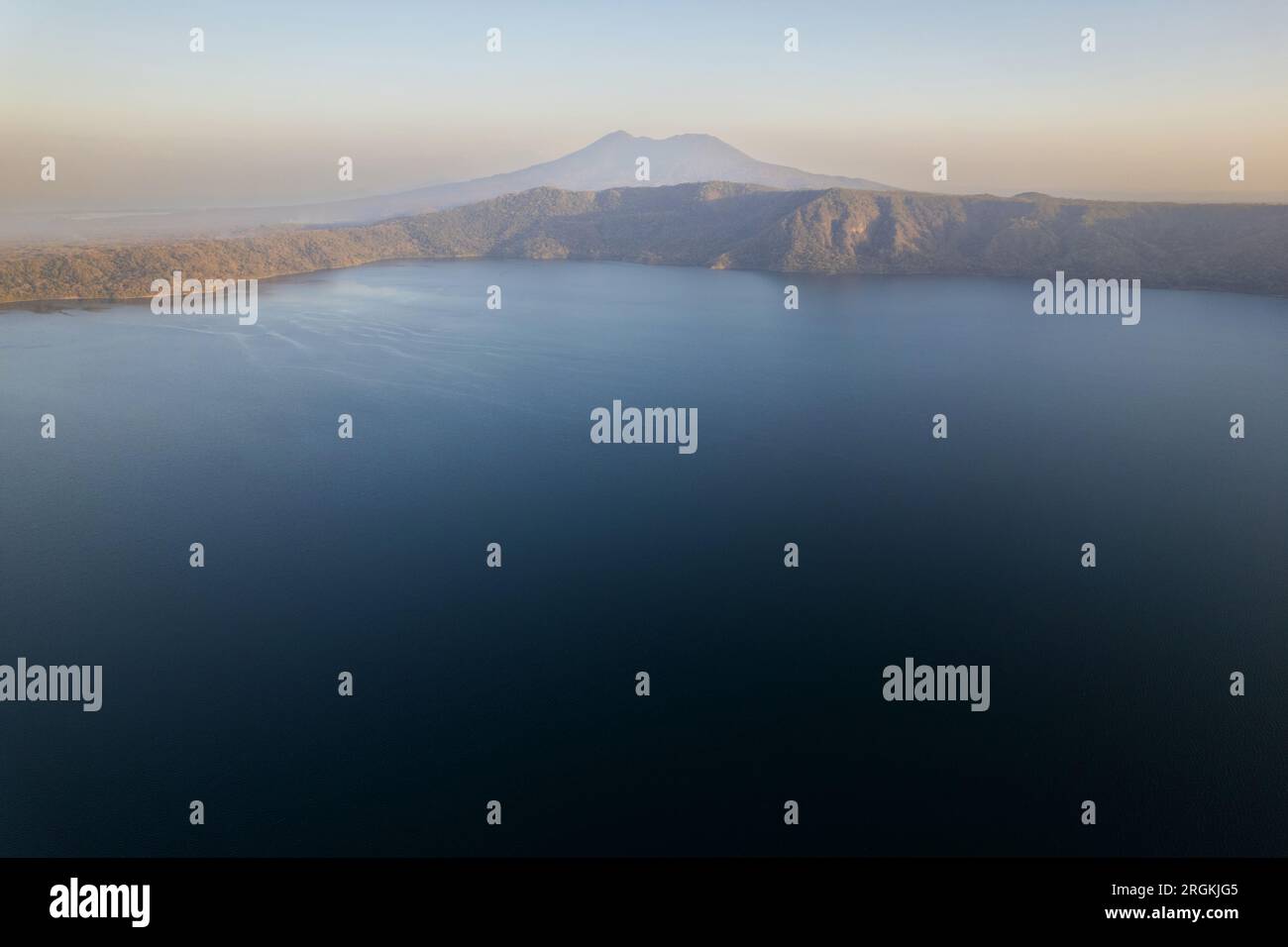 Lago Apoyo nel cratere del vulcano al tramonto, vista aerea con droni Foto Stock