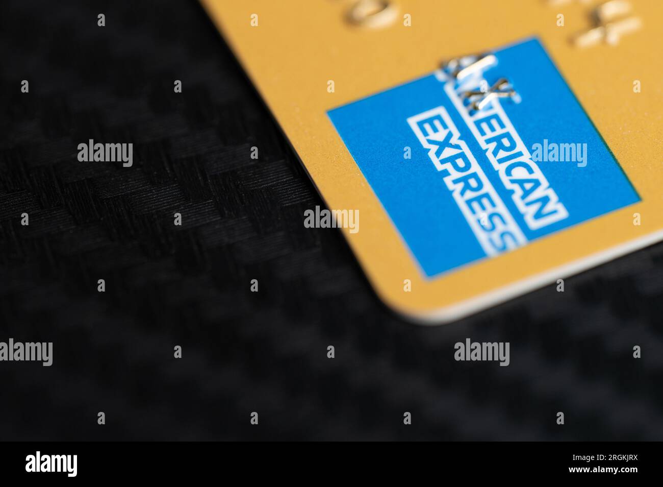 New York, USA - 2 agosto 2023: Vista ravvicinata della carta di credito American Express su tavolo nero Foto Stock