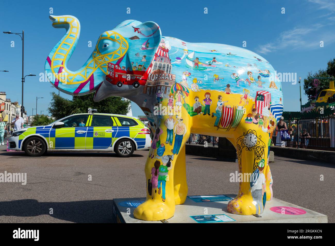 Southend on Sea, Essex, Regno Unito. 10 agosto 2023. Un ordine di dispersione è stato messo in atto dalle 12:00 di oggi per 48 ore per i timori di un evento dirompente di TikTok «Southend Motive» ripetuto. Auto della polizia presso l'attrazione per i visitatori con scultura "Herd in the City" Foto Stock