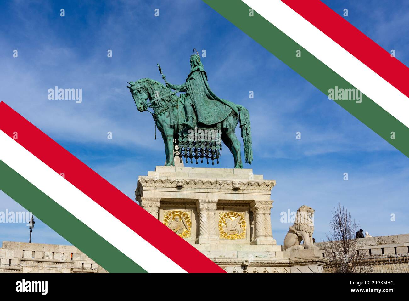 statua di santo stefano szent istvan con bandiera ungherese per la celebrazione nazionale ungherese del 20 agosto. Foto Stock