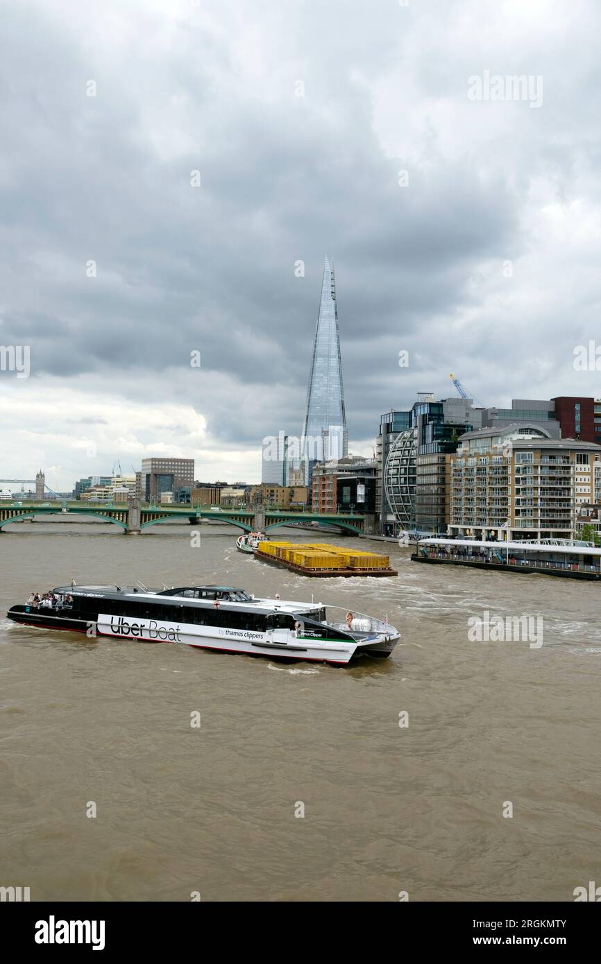 Uber boat Tamigi clipper persone turisti e vista dell'edificio Shard e del Southwark Bridge nell'acqua del Tamigi vicino a Bankside nel 2023 Londra Regno Unito Foto Stock