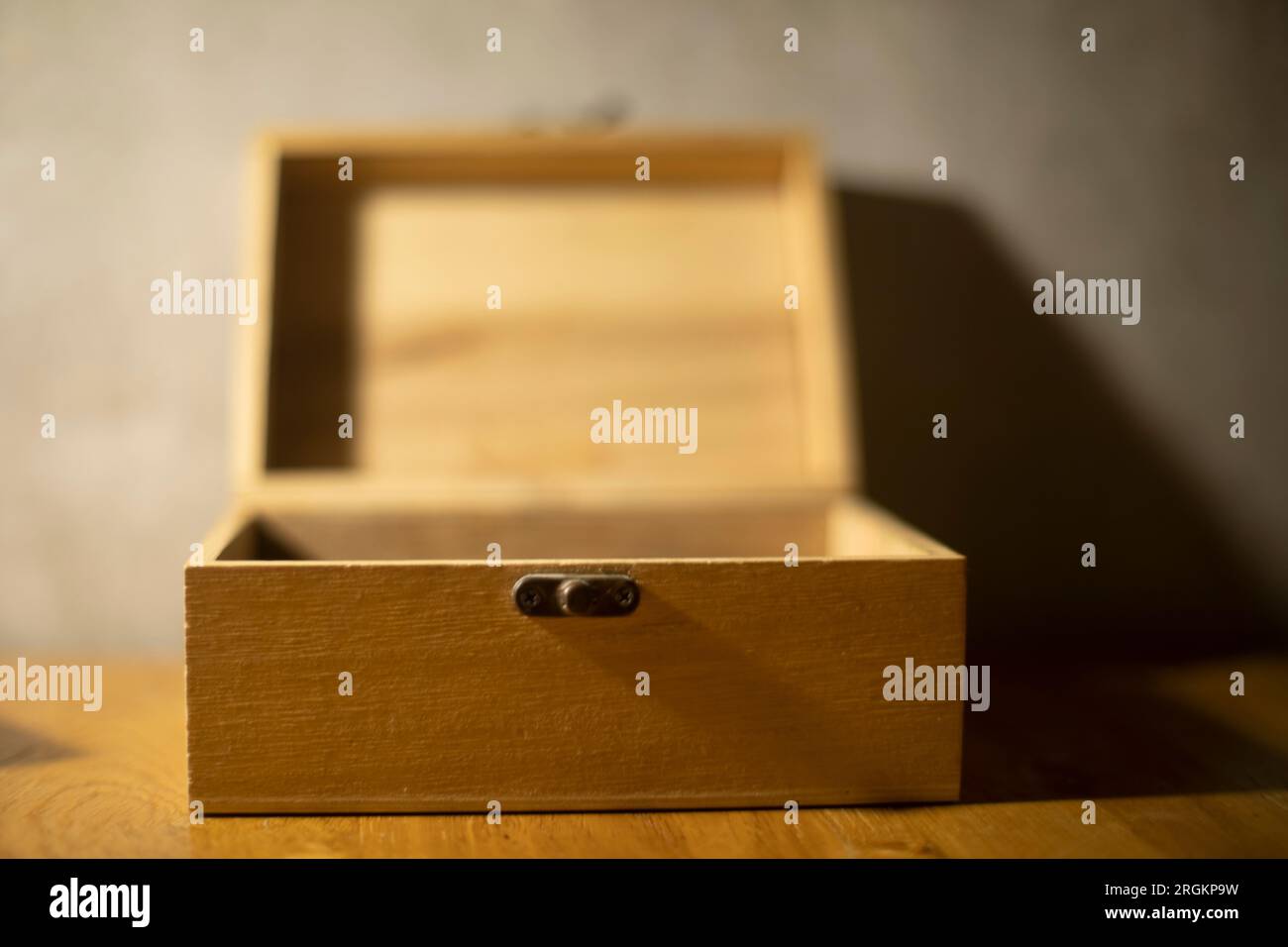 Scrigno di legno. Scatola di tavole. Piccola bara. Stoccaggio di oggetti di piccole dimensioni. Foto Stock