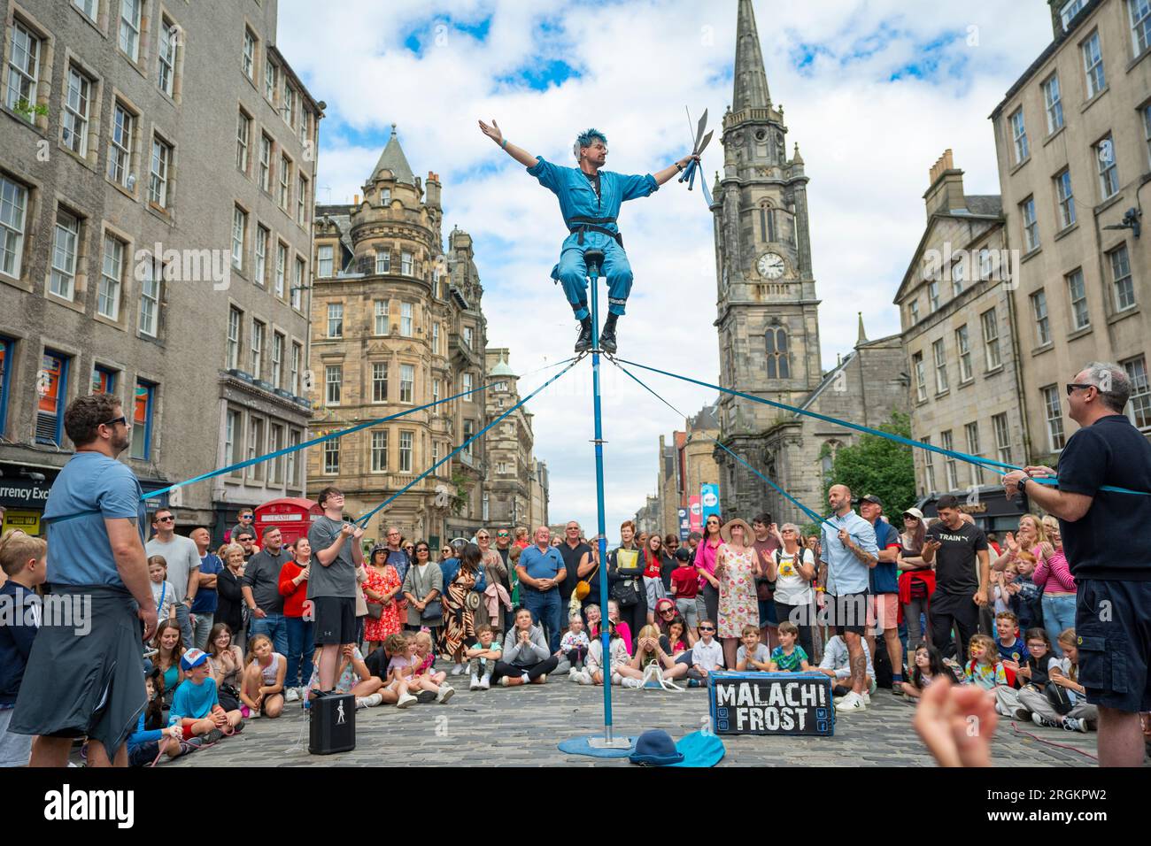 Edimburgo, Scozia, Regno Unito. 10 agosto 2023. Gli artisti di strada intratterranno il pubblico sul Royal Mile nella città vecchia di Edimburgo oggi. PIC; Juggler Malachi Frost riconosce gli applausi. Iain Masterton/Alamy Live News Foto Stock
