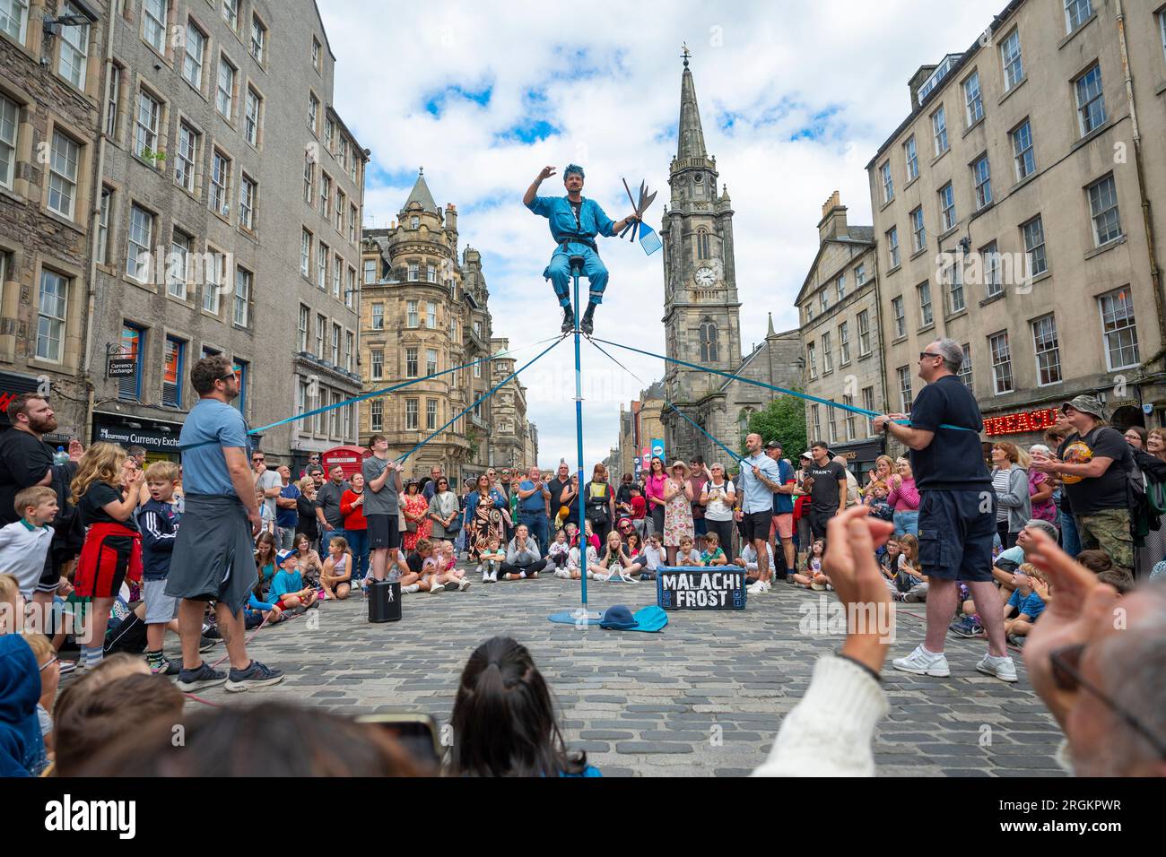 Edimburgo, Scozia, Regno Unito. 10 agosto 2023. Gli artisti di strada intratterranno il pubblico sul Royal Mile nella città vecchia di Edimburgo oggi. PIC; Juggler Malachi Frost riconosce gli applausi. Iain Masterton/Alamy Live News Foto Stock