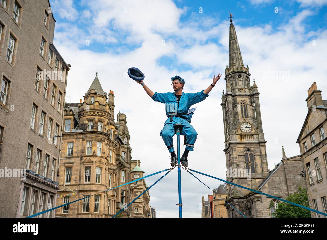 Edimburgo, Scozia, Regno Unito. 10 agosto 2023. Gli artisti di strada intratterranno il pubblico sul Royal Mile nella città vecchia di Edimburgo oggi. PIC; Juggler Malachi Frost riconosce gli applausi. Iain Masterton/Alamy Live News Foto Stock