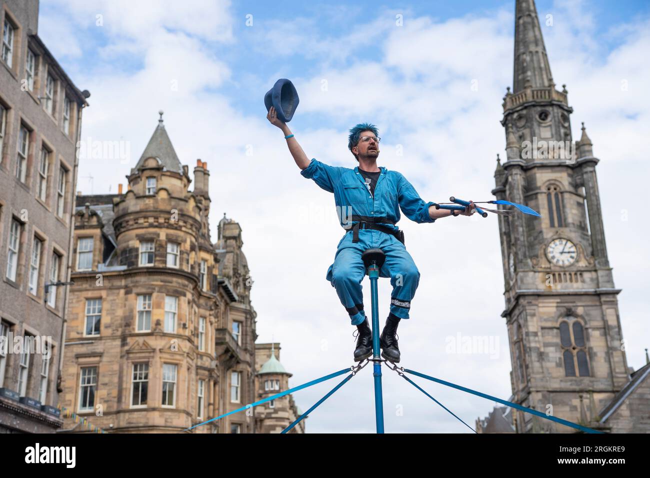 Edimburgo, Scozia, Regno Unito. 10 agosto 2023. Gli artisti di strada intratterranno il pubblico sul Royal Mile nella città vecchia di Edimburgo oggi. PIC; Juggler Malachi Frost riconosce gli applausi. Iain Masterton/Alamy Live News Foto Stock