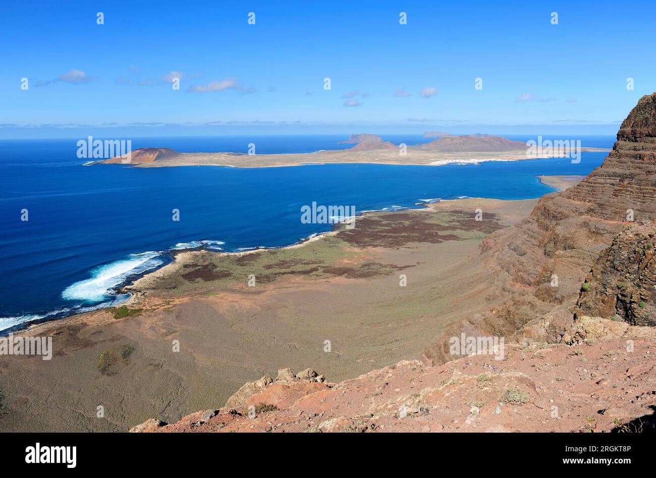 Isola la Graciosa da Los Riscos de Famara (isola di Lanzarote). In fondo alle isole Montaña Clara e Alegranza. Provincia di Las Palmas, Isole Canarie, S. Foto Stock