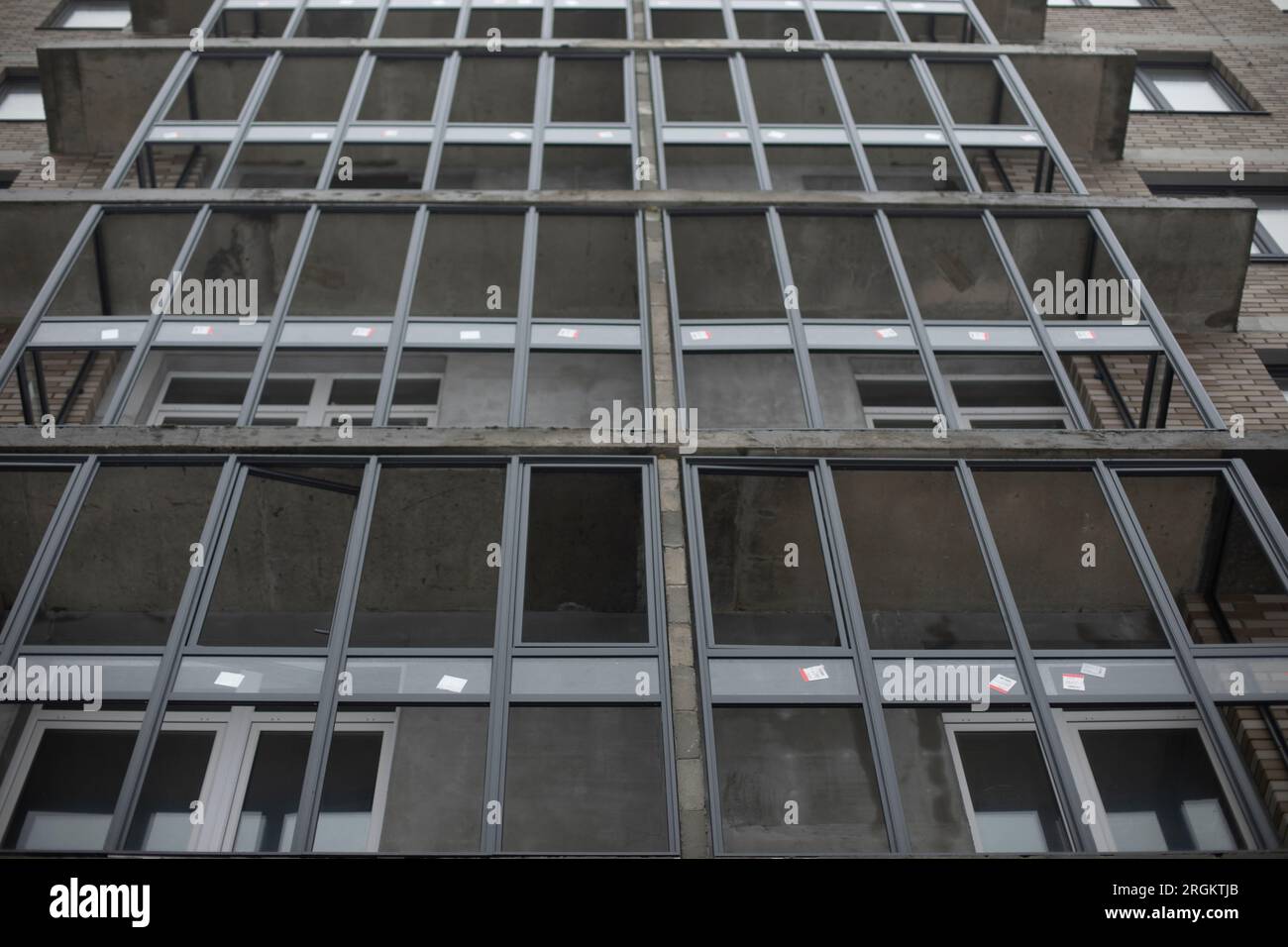 Nuove finestre nell'edificio. Balconi all'interno dell'hotel. Nuovo edificio residenziale. Dettagli di costruzione. Foto Stock