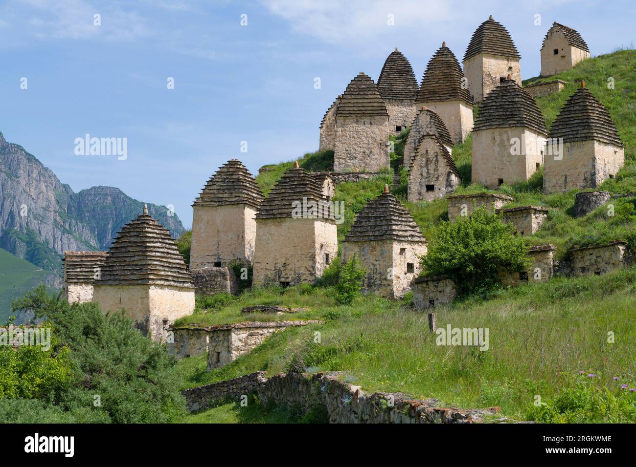 Nell'antica città dei morti (cimitero della cripta Dargavs) in un soleggiato giorno di giugno. Ossezia del Nord Alania. Federazione Russa Foto Stock