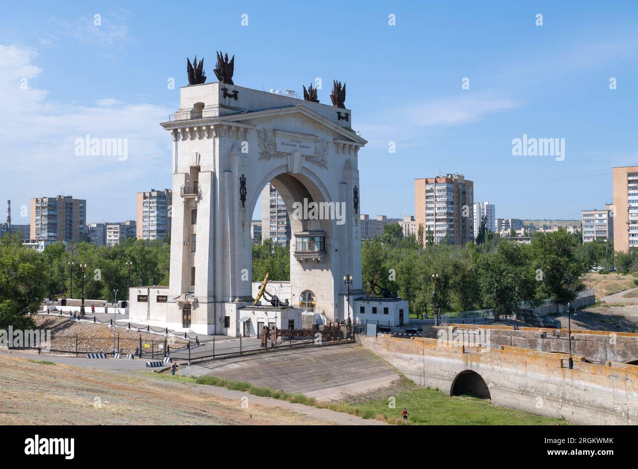 VOLGOGRAD, RUSSIA - 15 GIUGNO 2023: L'arco della prima chiusa del canale Volga-Don nel paesaggio urbano in un soleggiato giorno di giugno Foto Stock