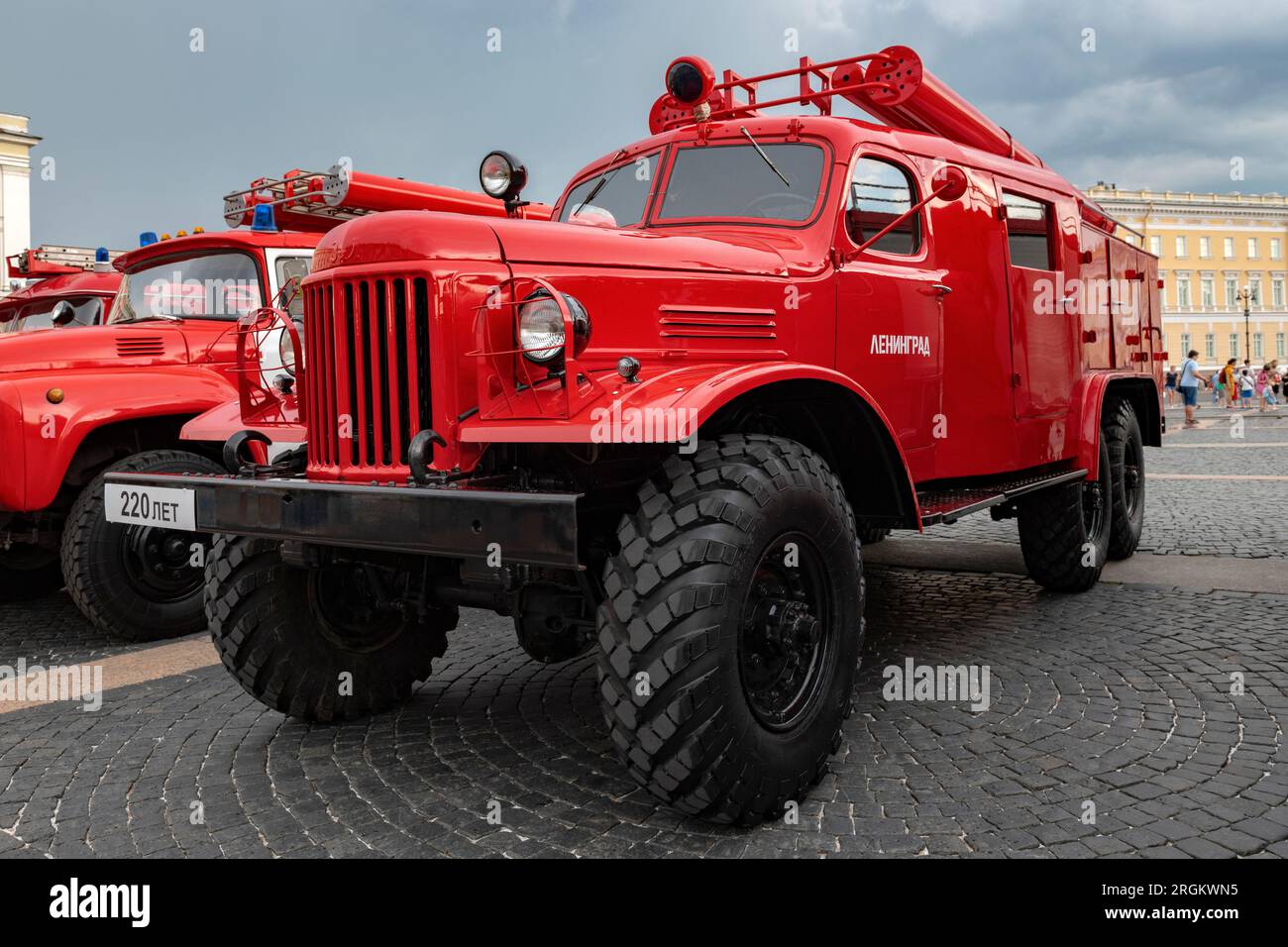 SAN PIETROBURGO, RUSSIA - 30 GIUGNO 2023: Camion dei pompieri basato sul camion sovietico ZIL-157 in Piazza del Palazzo. Celebrazione del 220° anniversario della f Foto Stock