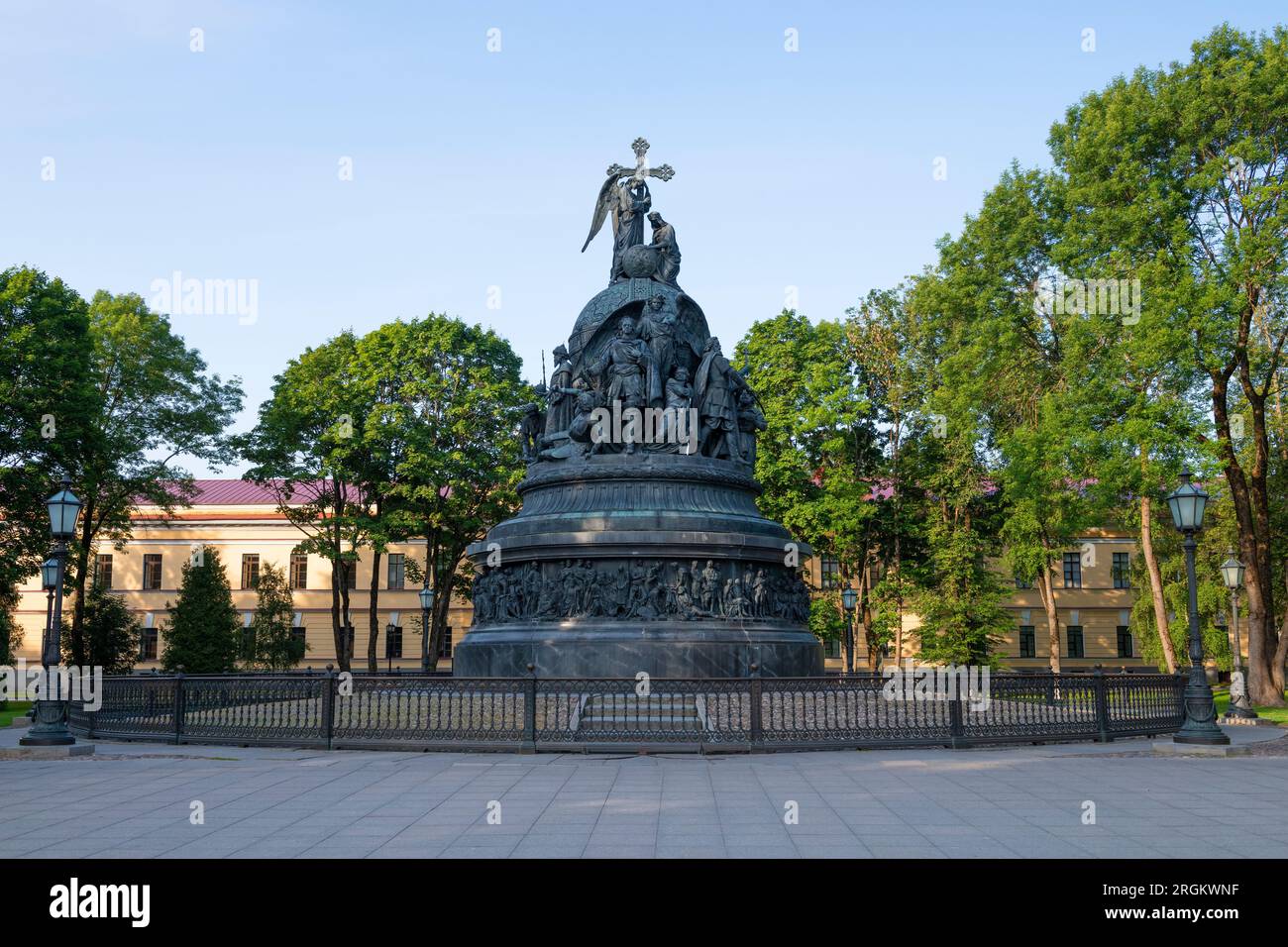 VELIKY NOVGOROD, RUSSIA - 15 LUGLIO 2023: Vista del monumento "Millennio della Russia" in una soleggiata mattinata di luglio Foto Stock