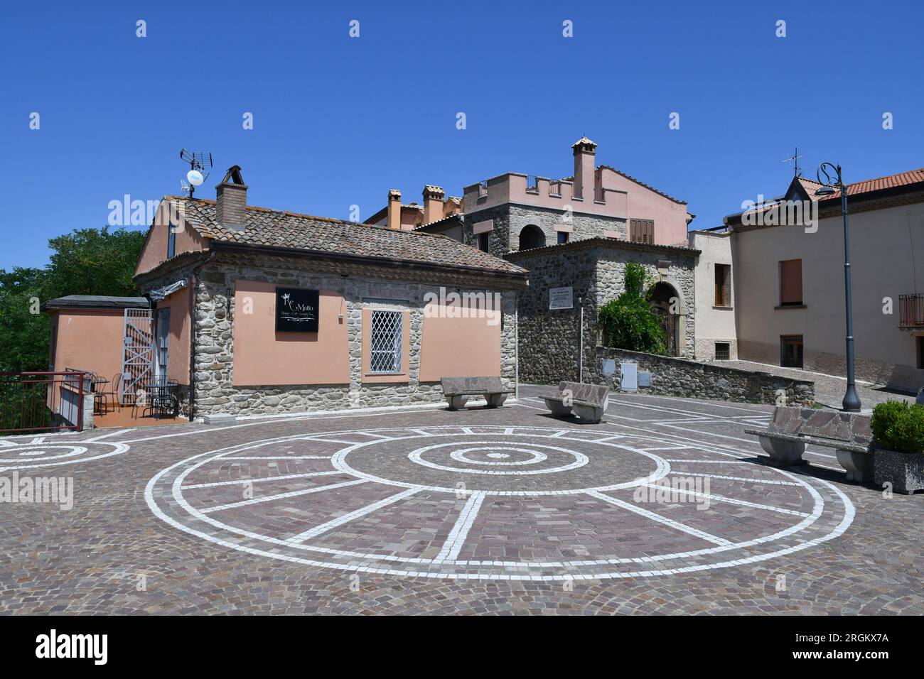 Una piazza torre di Baragiano, un borgo medievale della Basilicata, Italia. Foto Stock