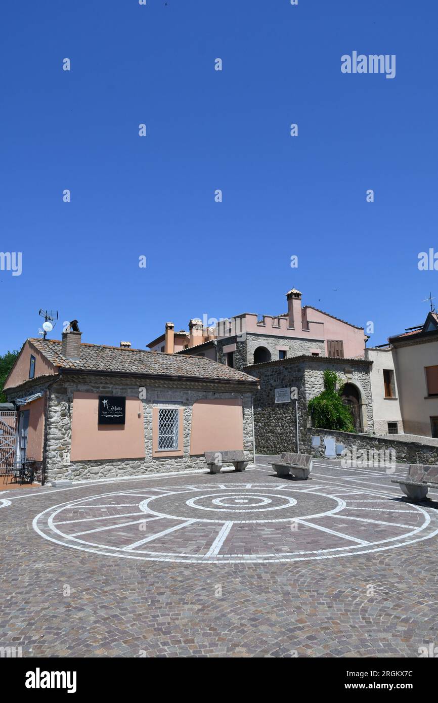 Una piazza torre di Baragiano, un borgo medievale della Basilicata, Italia. Foto Stock