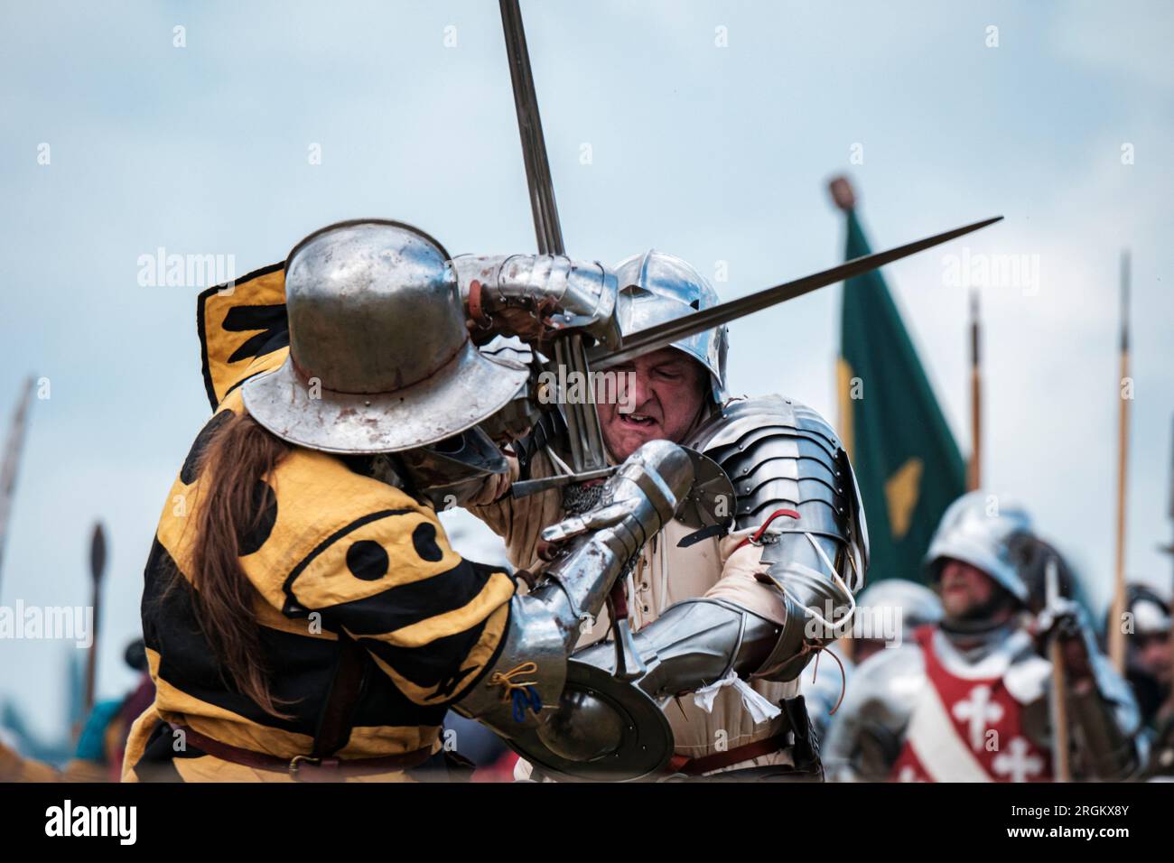 I reattori vestiti come cavalieri combattono con le spade nella rievocazione della Battaglia di Tewkesbury (4 maggio 1471) a Tewkesbury, Gloucestershire. Foto Stock