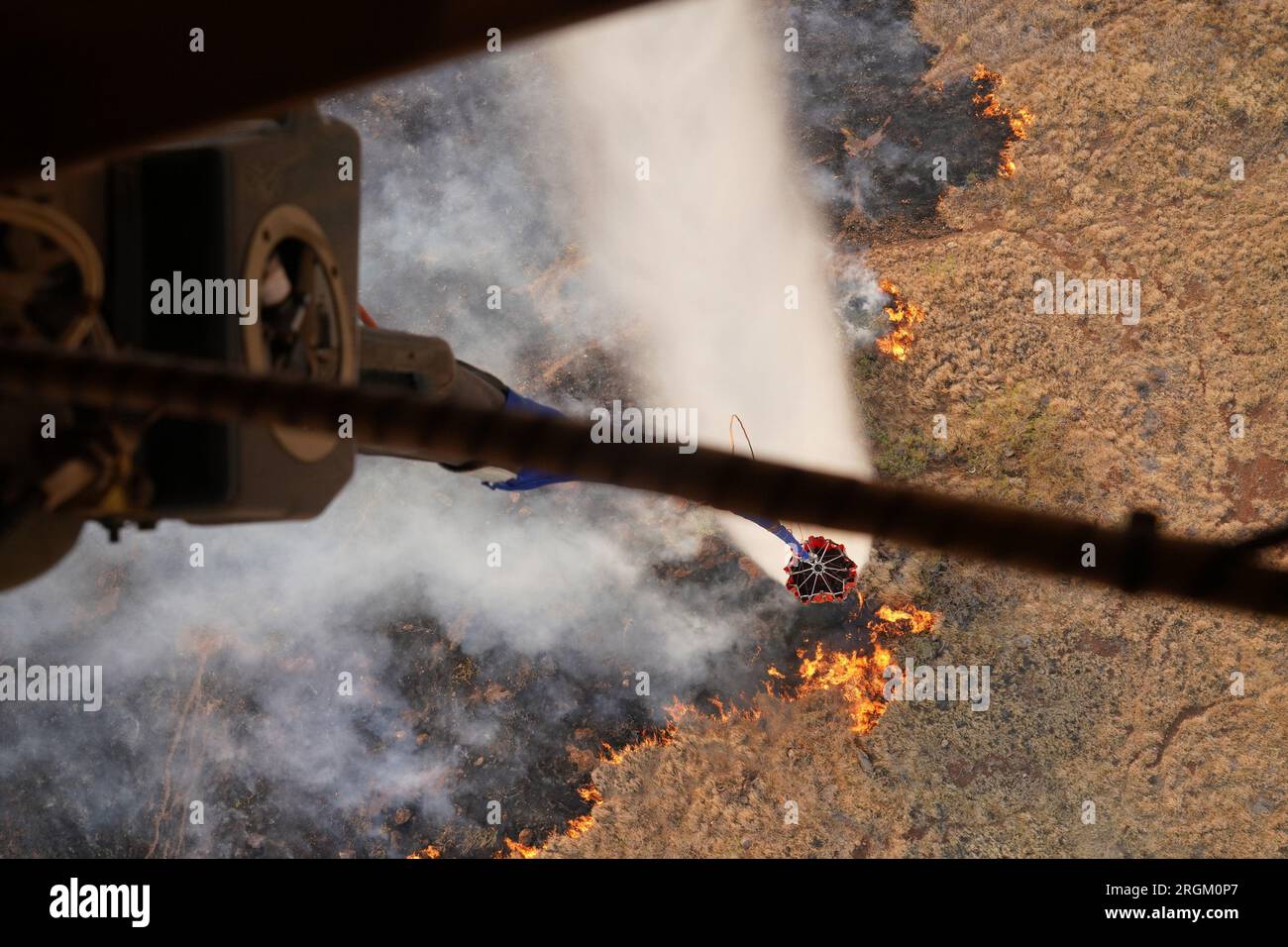 Maui, Stati Uniti. 9 agosto 2023. Due Hawaii Army National Guard CH47 Chinook eseguono lanci di secchi d'acqua aerei a Maui per assistere nella lotta contro gli incendi, attraverso l'isola di Maui, Hawaii, il 9 agosto 2023. I due equipaggi hanno eseguito 58 lanci totali di benne nell'Upcountry Maui in cinque ore, per un totale di oltre centomila galloni caduti sugli incendi. Foto di MSgt. Andrew Jackson/USAF/U.S. National Guard/UPI Credit: UPI/Alamy Live News Foto Stock