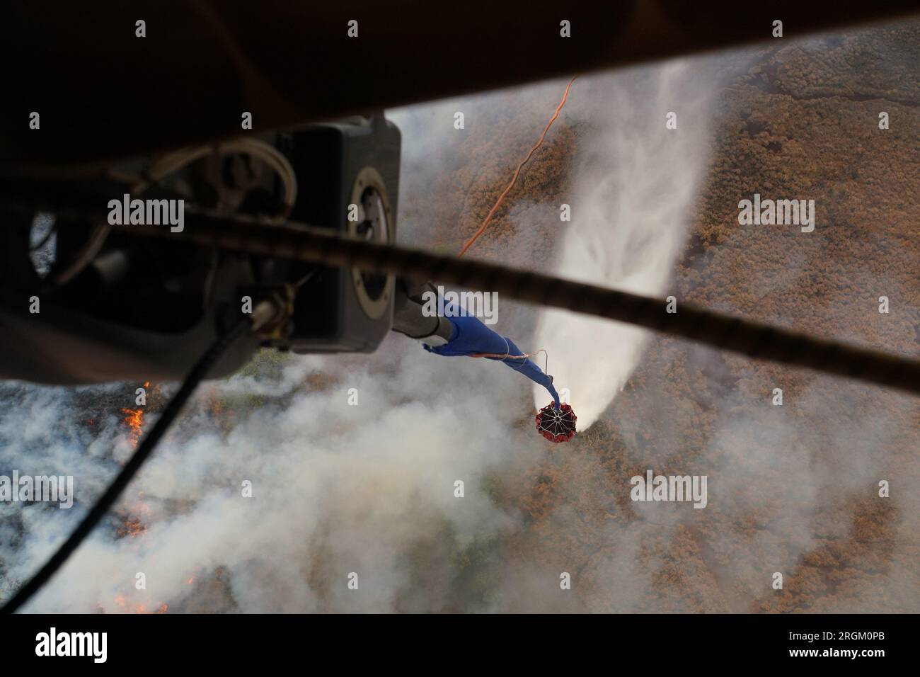 Maui, Stati Uniti. 9 agosto 2023. Due Hawaii Army National Guard CH47 Chinook eseguono lanci di secchi d'acqua aerei a Maui per assistere nella lotta contro gli incendi, attraverso l'isola di Maui, Hawaii, il 9 agosto 2023. I due equipaggi hanno eseguito 58 lanci totali di benne nell'Upcountry Maui in cinque ore, per un totale di oltre centomila galloni caduti sugli incendi. Foto di MSgt. Andrew Jackson/USAF/U.S. National Guard/UPI Credit: UPI/Alamy Live News Foto Stock