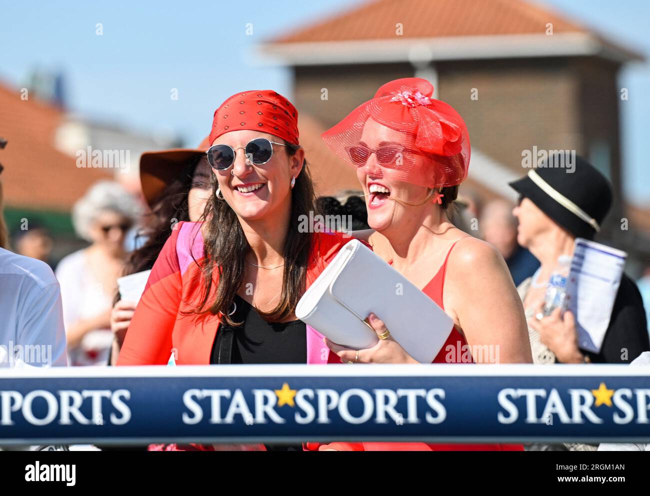 Brighton Regno Unito 10 agosto 2023 - gli appassionati di corse automobilistiche potranno godersi una splendida giornata di sole al Brighton Races Ladies Day durante lo Star Sports Festival of Racing di 3 giorni: Credit Simon Dack / Alamy Live News Foto Stock