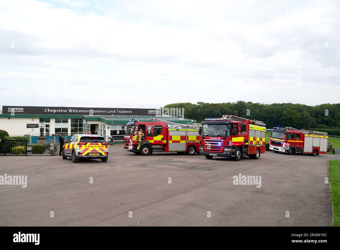 I vigili del fuoco arrivano al campo a causa di un incendio all'ippodromo di Chepstow. Data foto: Giovedì 10 agosto 2023. Foto Stock