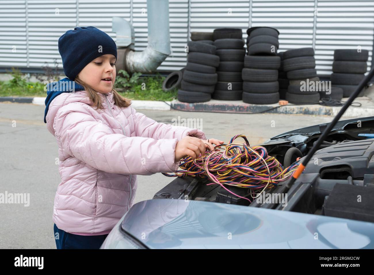 Happy Girl lavora in un garage di servizio auto. Concetto di riparazione automatica Foto Stock