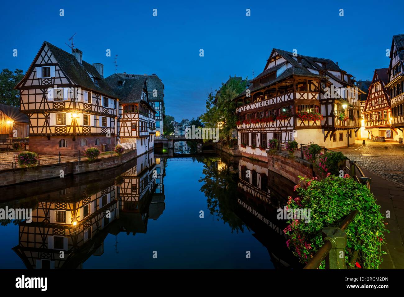 Vista sul canale nel quartiere Little France di notte, Strasburgo, Francia, Europa. Foto Stock