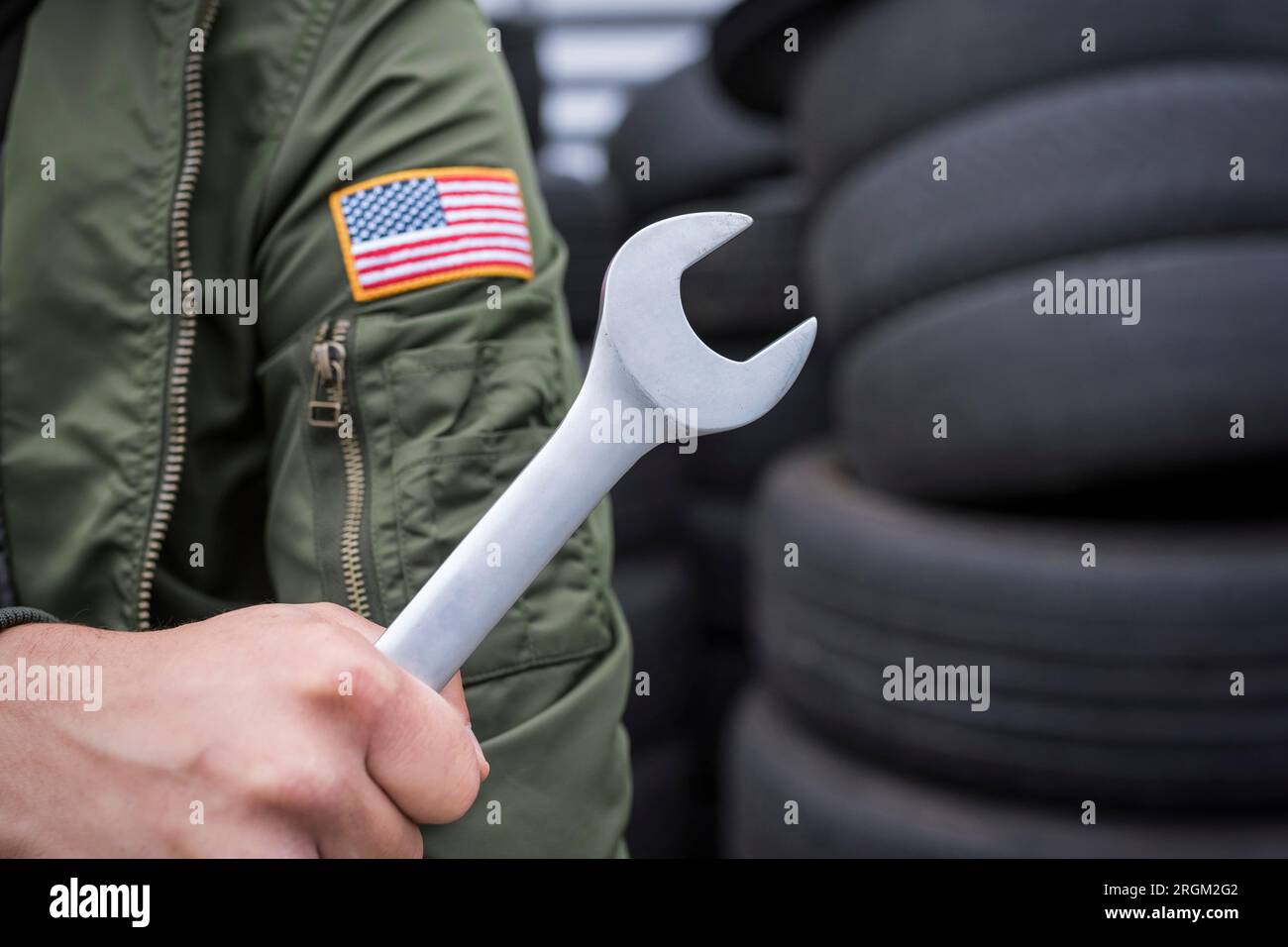 Meccanico americano in un servizio auto. Concetto di servizio di riparazione di automobili Foto Stock