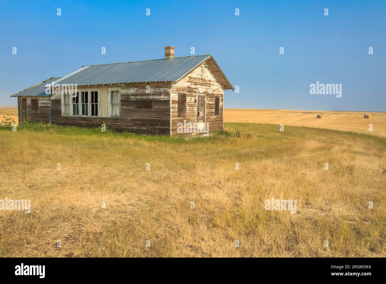 vecchia scuola sulla prateria sopra i campi di grano vicino a fort benton, montana Foto Stock