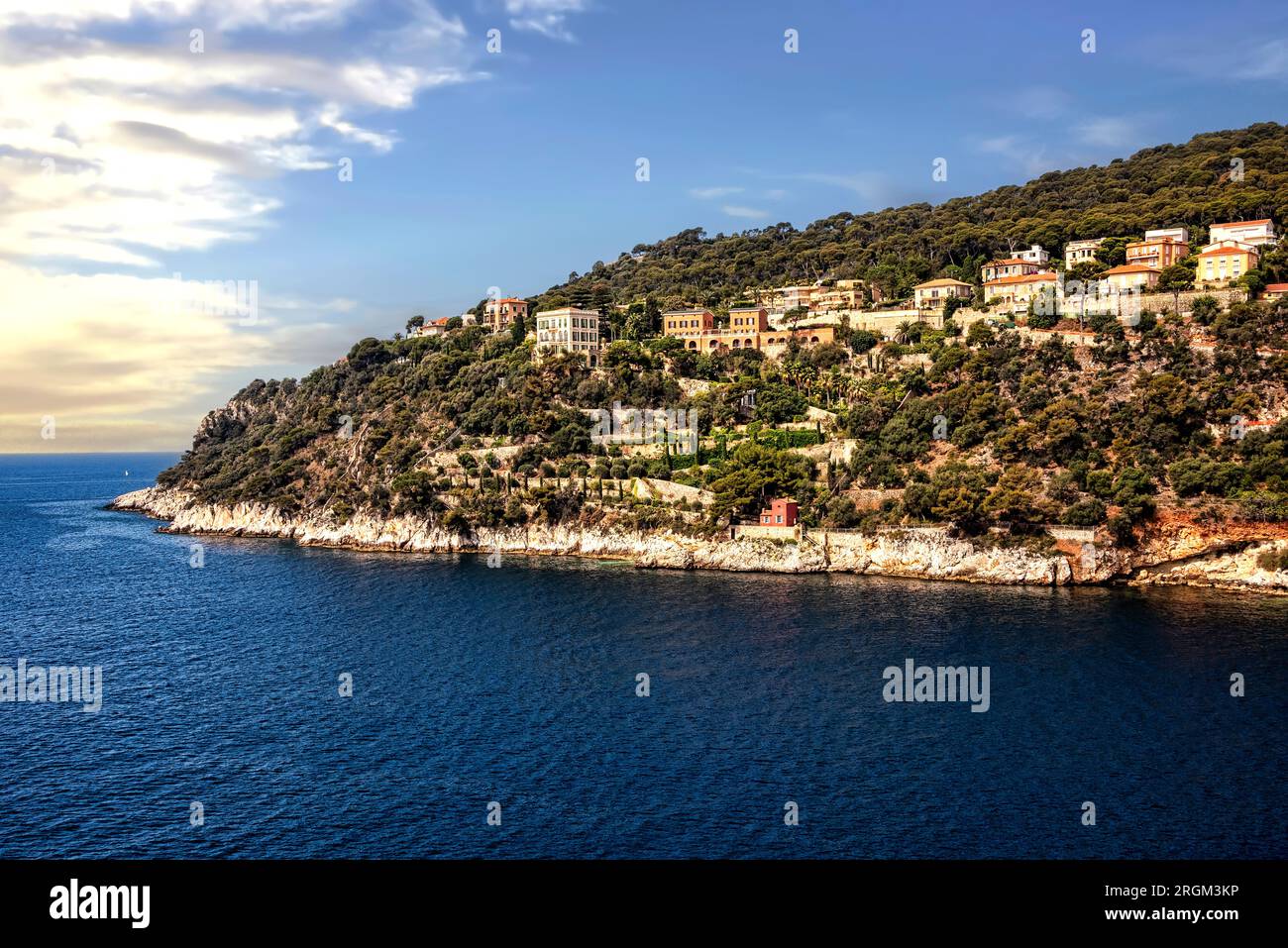 Ville e case in cima alla collina nel porto di Vellegranche a Nizza, Francia. Foto Stock