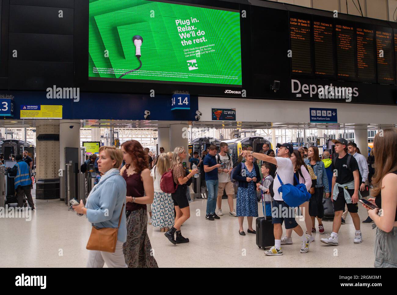 Waterloo, Londra, Regno Unito. 10 agosto 2023. Oggi una giornata intensa alla stazione di Waterloo a Londra. Oggi sulla South Western Railway era in vigore un calendario ridotto a causa dell'azione industriale da parte dei membri dell'Unione ASLEF che vietano lo straordinario. I treni per Londra da Windsor viaggiavano solo una volta all'ora. E' stato annunciato che la maggior parte delle biglietterie della stazione ferroviaria sarà chiusa. Credito: Maureen McLean/Alamy Live News Foto Stock