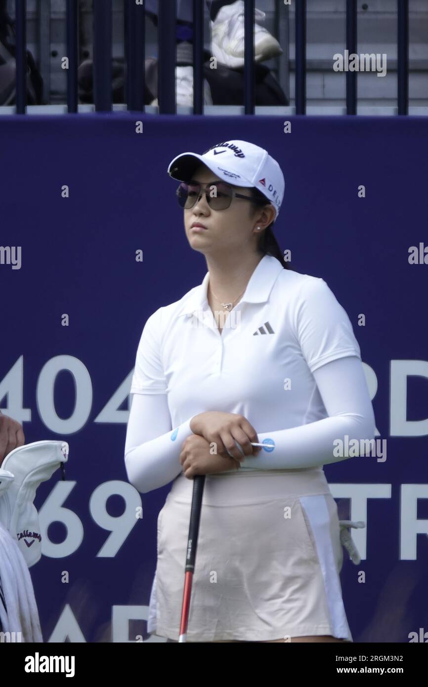 Walton on the Hill, Surrey, Regno Unito. 10 agosto 2023. Azione del Walton Heath Golf Club durante il primo round dell'AIG WomenÕs Open organizzato dal Royal & Ancient Golf Club (R&A) di St Andrews Picture Shows: Rose Zhang (USA) si prepara a iniziare il suo round Credit: Motofoto/Alamy Live News Foto Stock