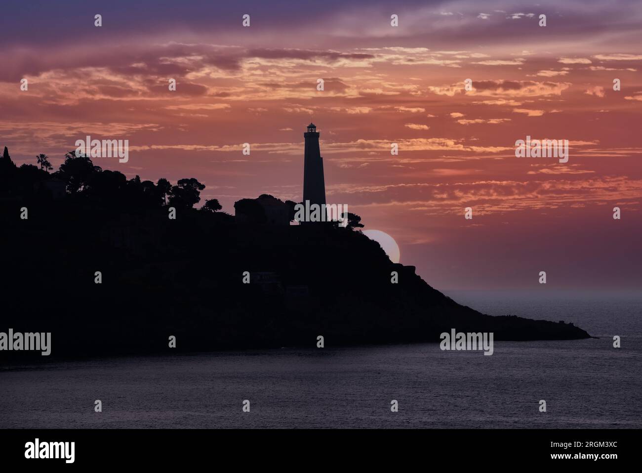 Il faro di Nizza, Phare de Nice, al tramonto, costruito nel 1952 all'ingresso del porto di Nizza, in Francia. . Foto Stock