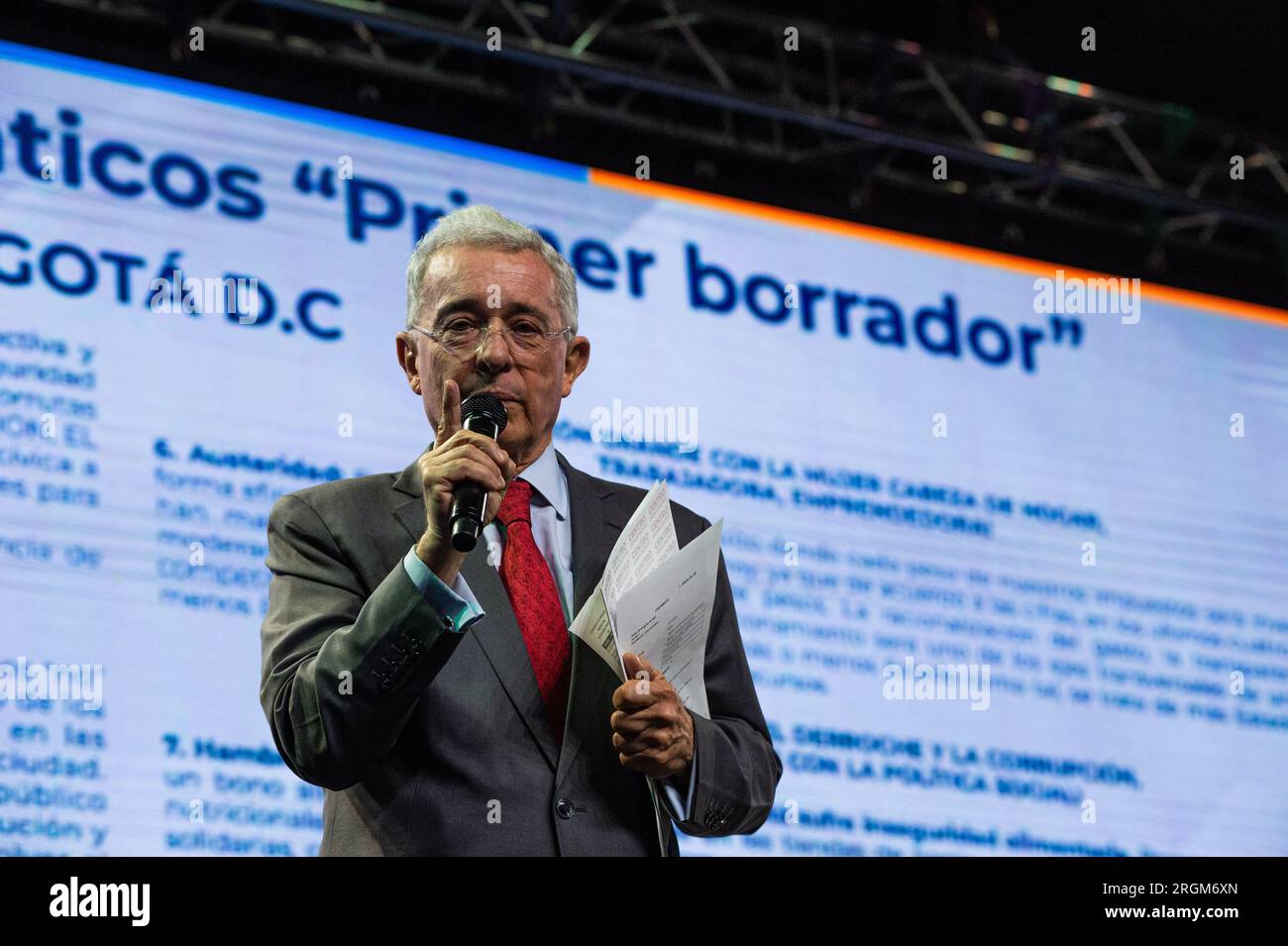 Bogotà, Colombia. 10 agosto 2023. L'ex presidente colombiano Alvaro Uribe Velez parla durante un evento che annuncia i candidati per il consiglio del Partito politico di Bogotà, Centro Democratico, il 10 agosto 2023. Foto di: Sebastian Barros/Long Visual Press Credit: Long Visual Press/Alamy Live News Foto Stock