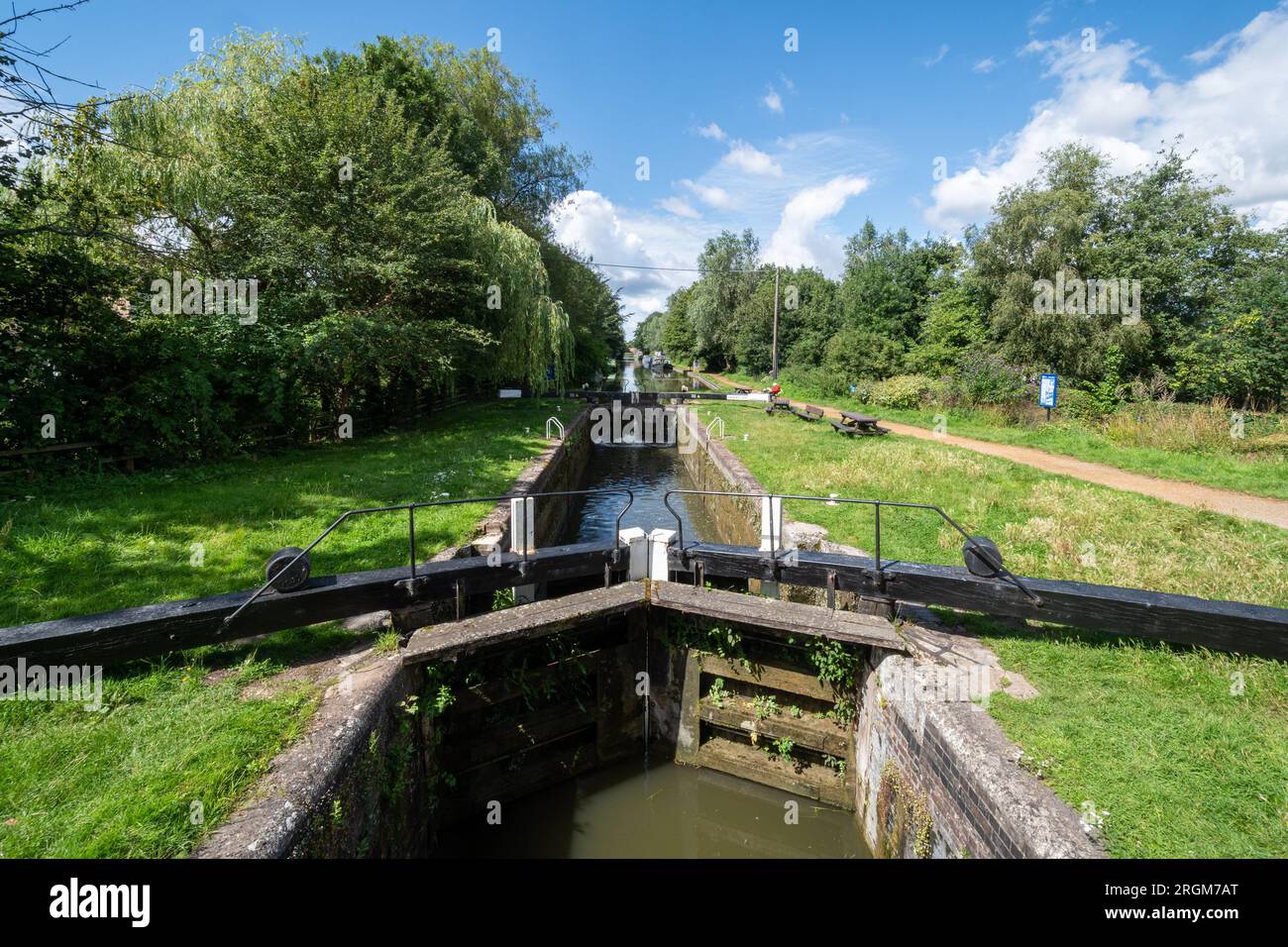 Kintbury Lock sul canale Kennet e Avon nel Berkshire, Inghilterra, Regno Unito, vista estiva. Foto Stock