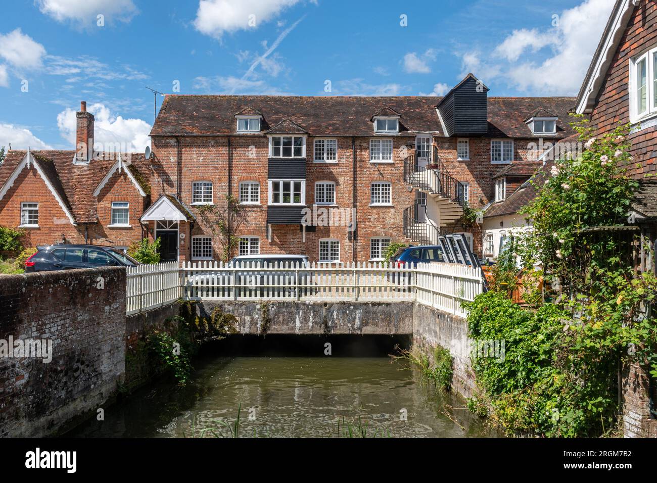 Kintbury Mill nel Berkshire, Inghilterra, Regno Unito, ex mulino sul fiume Kennet ora convertito in abitazioni private Foto Stock