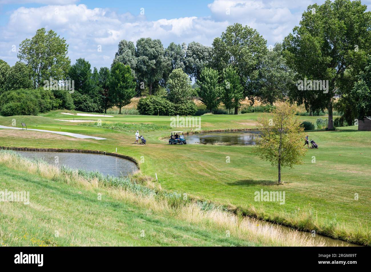 Numansdorp, Olanda meridionale, Paesi Bassi, 4 luglio 2023 - campo da golf con prati verdi e alberi Foto Stock