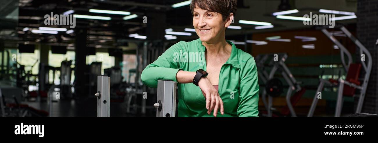donna anziana felice sorridente in palestra, motivazione e sport, sportiva senior attiva, banner Foto Stock