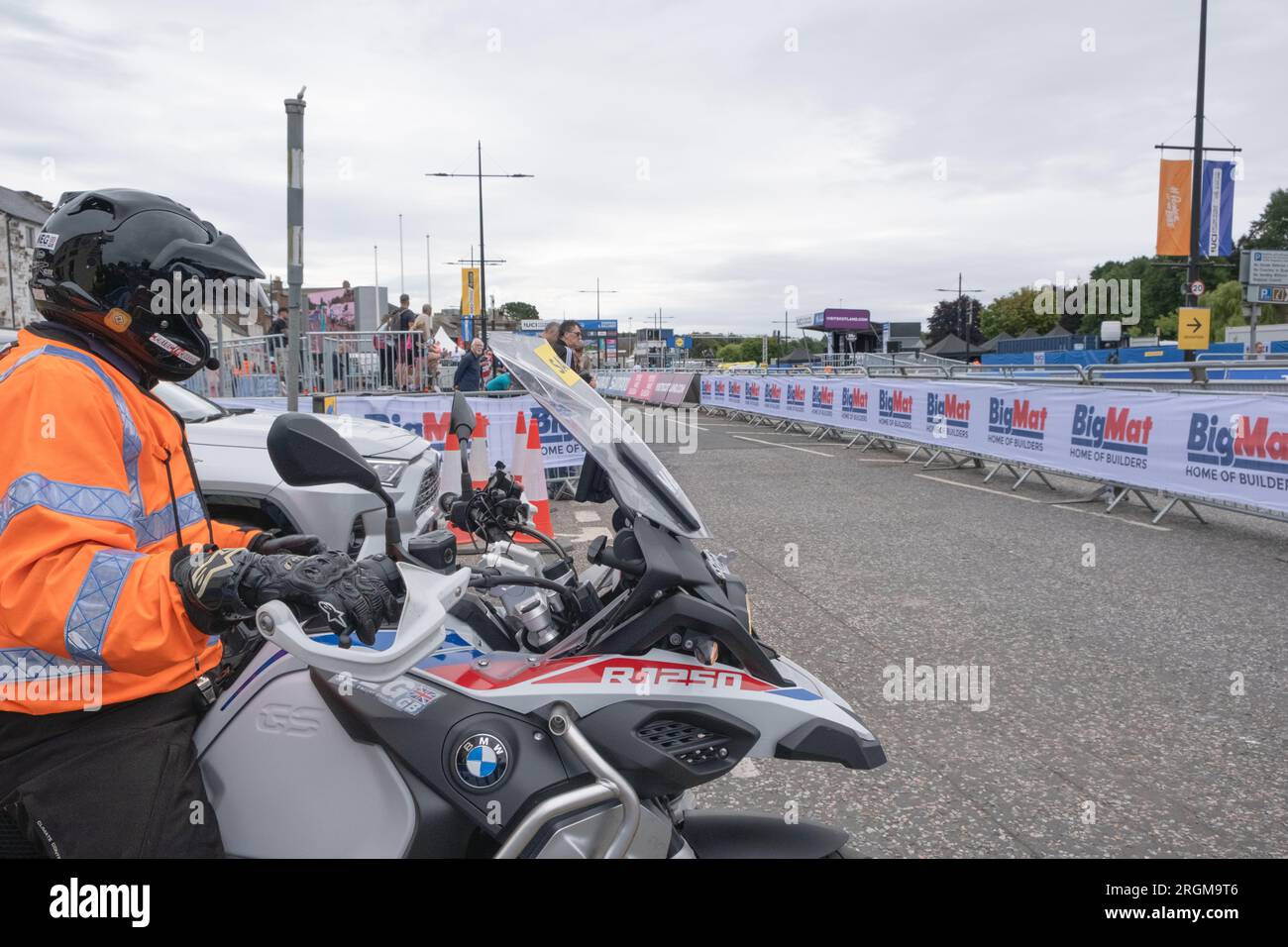 Motociclista di supporto ai Campionati del mondo di ciclismo UCI 2023, Para - Cycling, Road, Dumfries, Scozia. Foto Stock