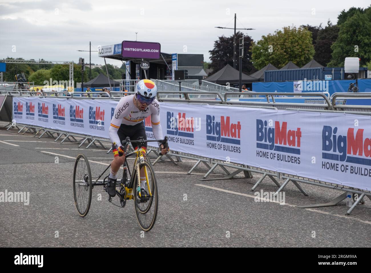 Gonzalo Garcia Abella inizia la prova individuale a tempo maschile T1 ai Campionati del mondo di ciclismo UCI 2023, Para Cycling Road, Dumfries, Scozia. Foto Stock