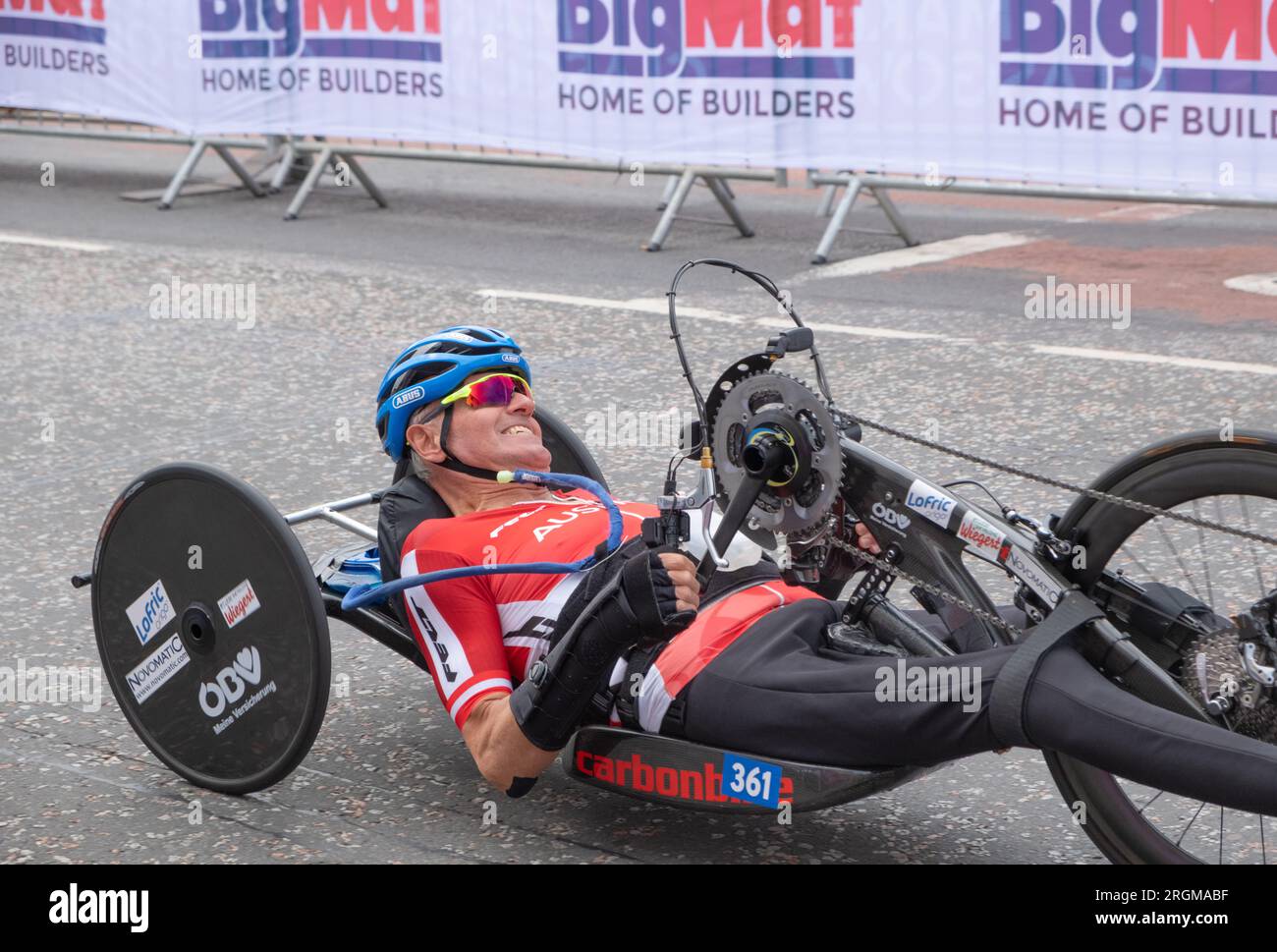 Wolfgang Schattauer inizia la prova individuale a tempo maschile H2, 2023 UCI World Championships, Para Cycling, Road, Dumfries, Scozia. Foto Stock