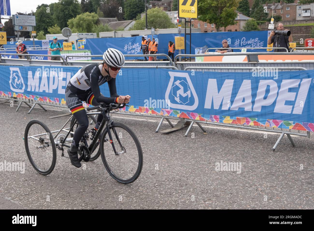 Angelika Dreock-Kaser inizia la prova individuale a tempo femminile T2 ai Campionati del mondo di ciclismo 2023, Para Cycling, Road, Dumfries, Scozia. Foto Stock