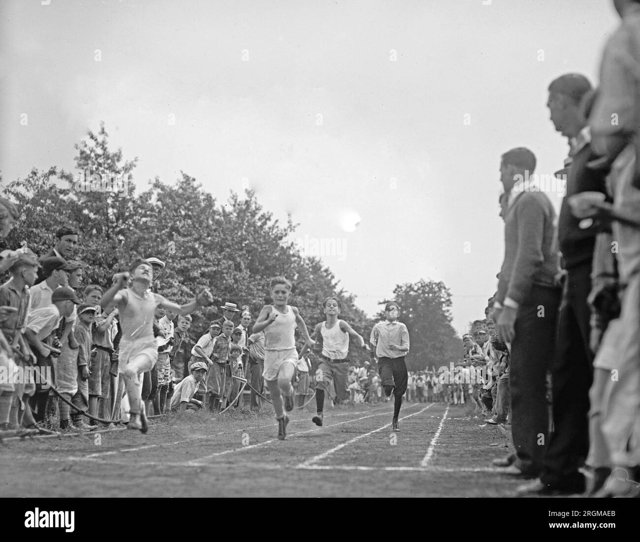 I ragazzi che corrono una gara, attraversano il traguardo al plaza Playground Track incontrano ca. 1927 Foto Stock