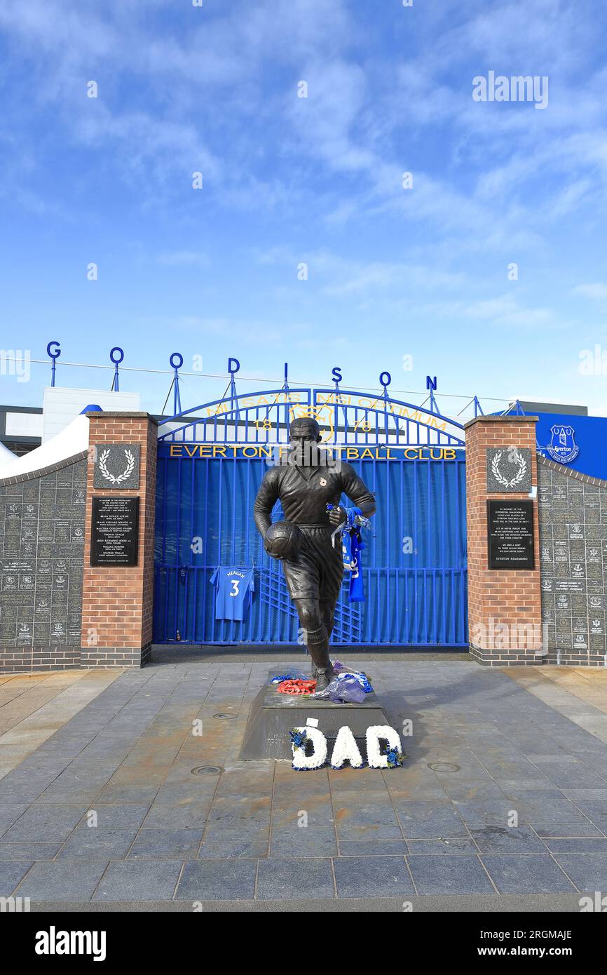 Una statua di Dixie Dean calciatore e goalscorer fuori Goodison Park in Inghilterra. Essa celebra il suo contributo alla Everton Football Club. Foto Stock