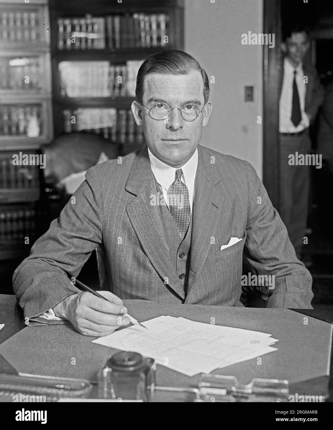 Charles Evans Hughes, Jr. Seduto a una scrivania, ca. 1929 Foto Stock